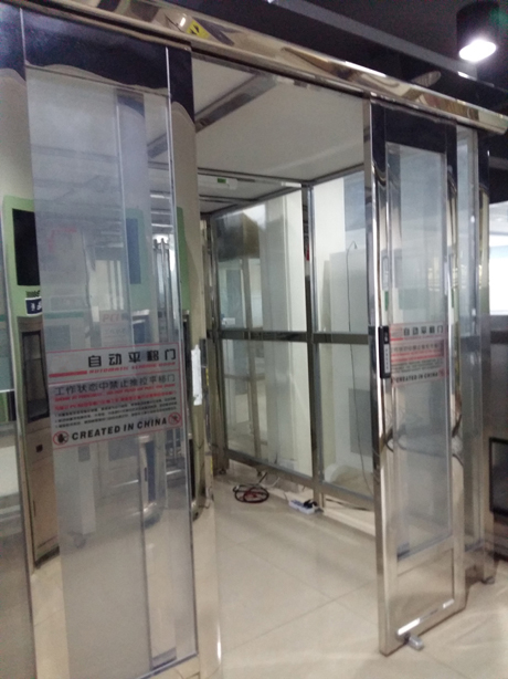 貨淋室 貨淋室是貨物進(jìn)入潔凈室所必需的通道,它可以減少貨物進(jìn)出潔凈室所帶來的污染問題。